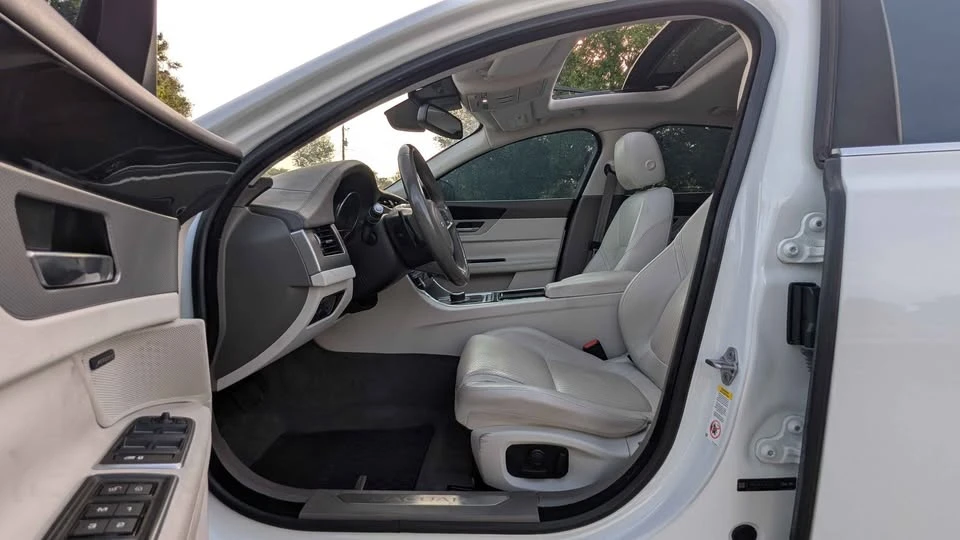 2018 Jaguar XE - Image 14 of 19
