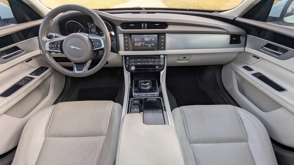 2018 Jaguar XE - Image 16 of 19