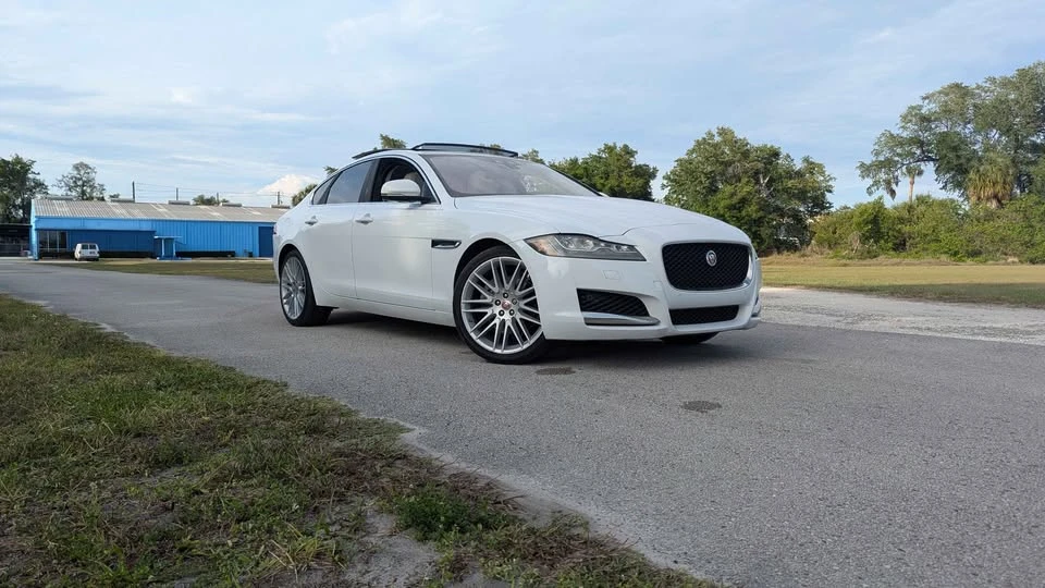 2018 Jaguar XE - Image 2 of 19
