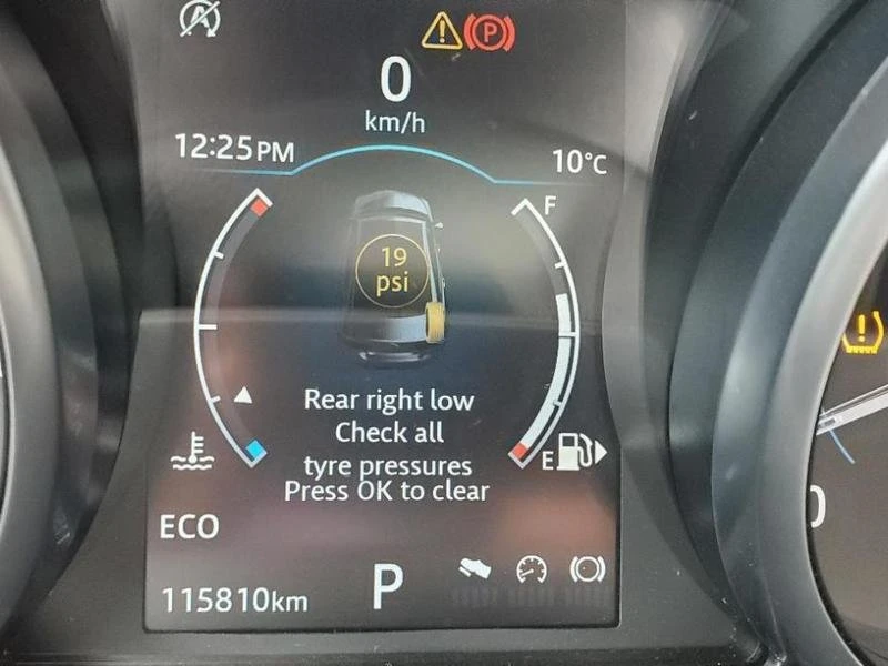 2018 Jaguar XE - Image 9 of 20