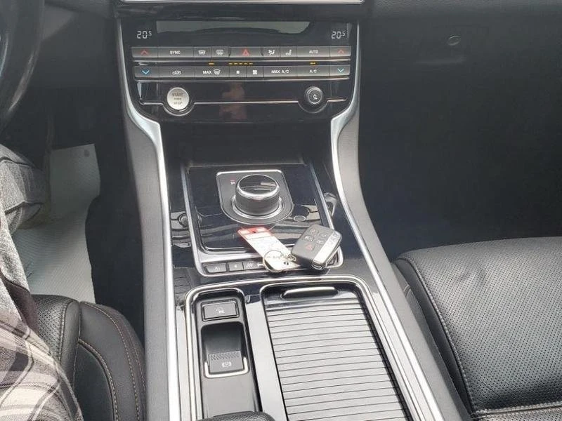 2018 Jaguar XE - Image 16 of 20