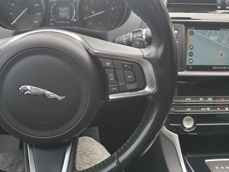 2018 Jaguar XE - Image 12 of 20