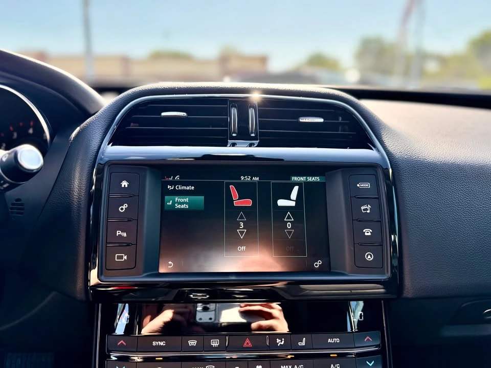 2018 Jaguar XE - Image 10 of 20