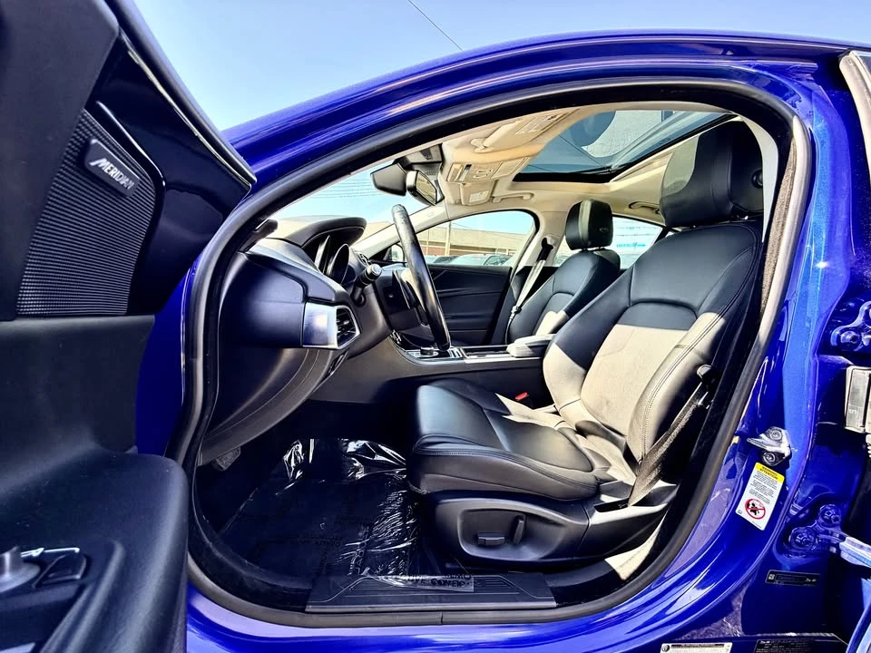 2018 Jaguar XE - Image 14 of 20