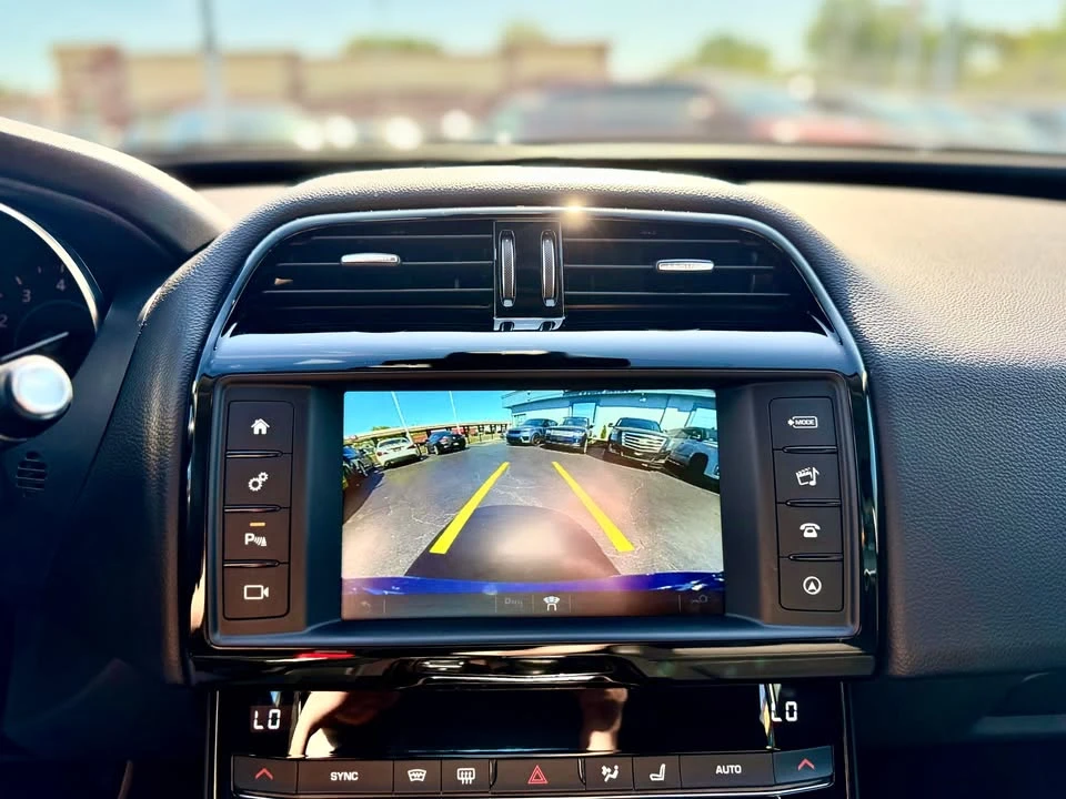2018 Jaguar XE - Image 11 of 20