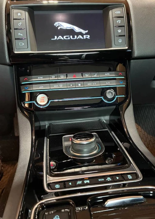 2018 Jaguar XE - Image 5 of 7