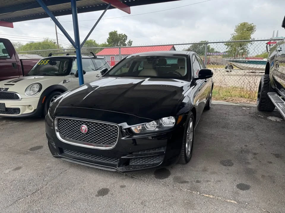 2018 Jaguar XE - Image 5 of 10