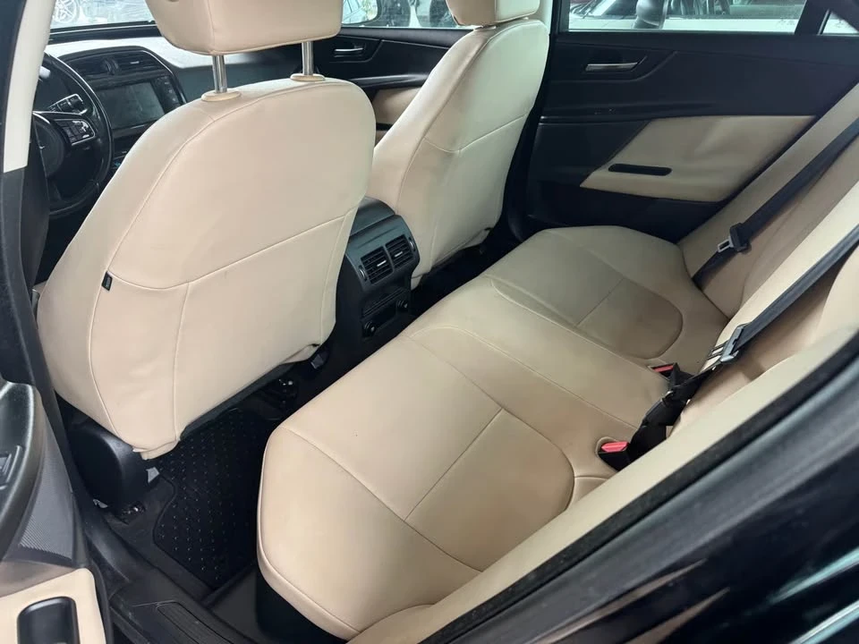 2018 Jaguar XE - Image 7 of 9