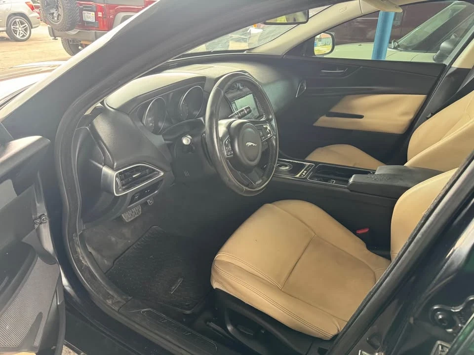 2018 Jaguar XE - Image 6 of 9
