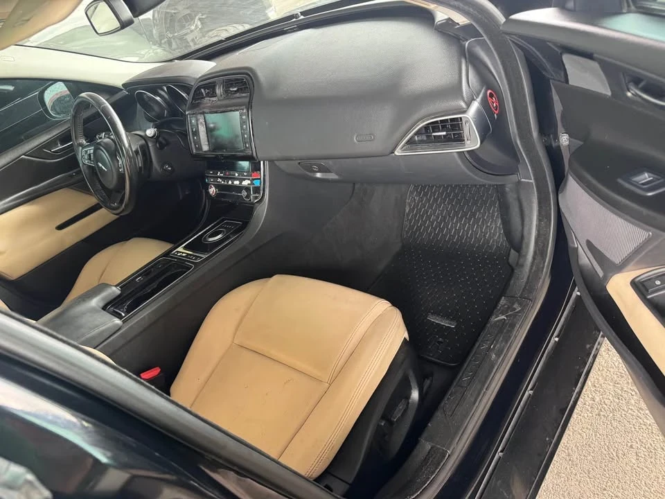 2018 Jaguar XE - Image 8 of 9