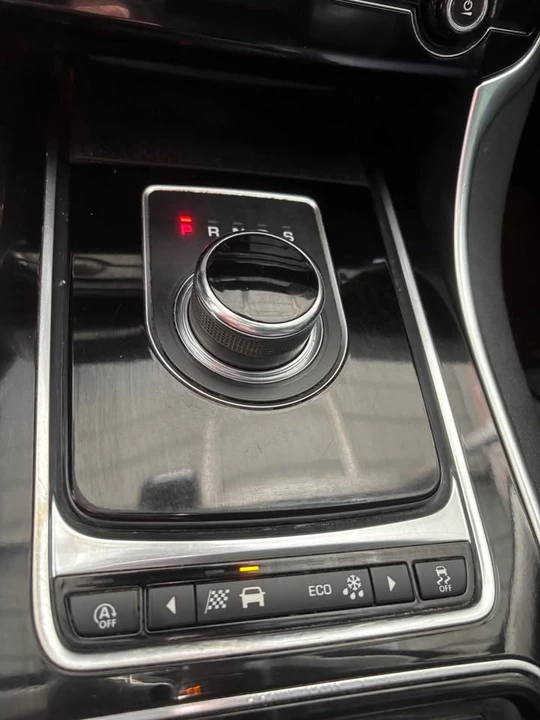 2018 Jaguar XE - Image 7 of 10