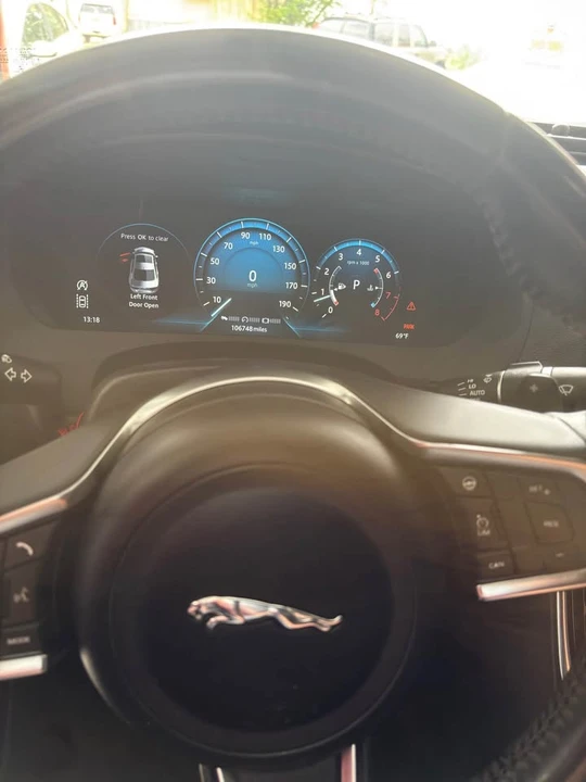 2018 Jaguar XE - Image 8 of 10