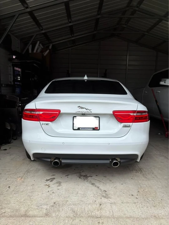 2018 Jaguar XE - Image 2 of 10