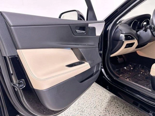 2018 Jaguar XE - Image 13 of 20