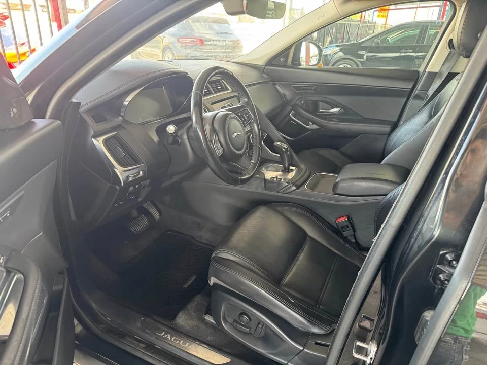 2018 Jaguar XE - Image 6 of 10