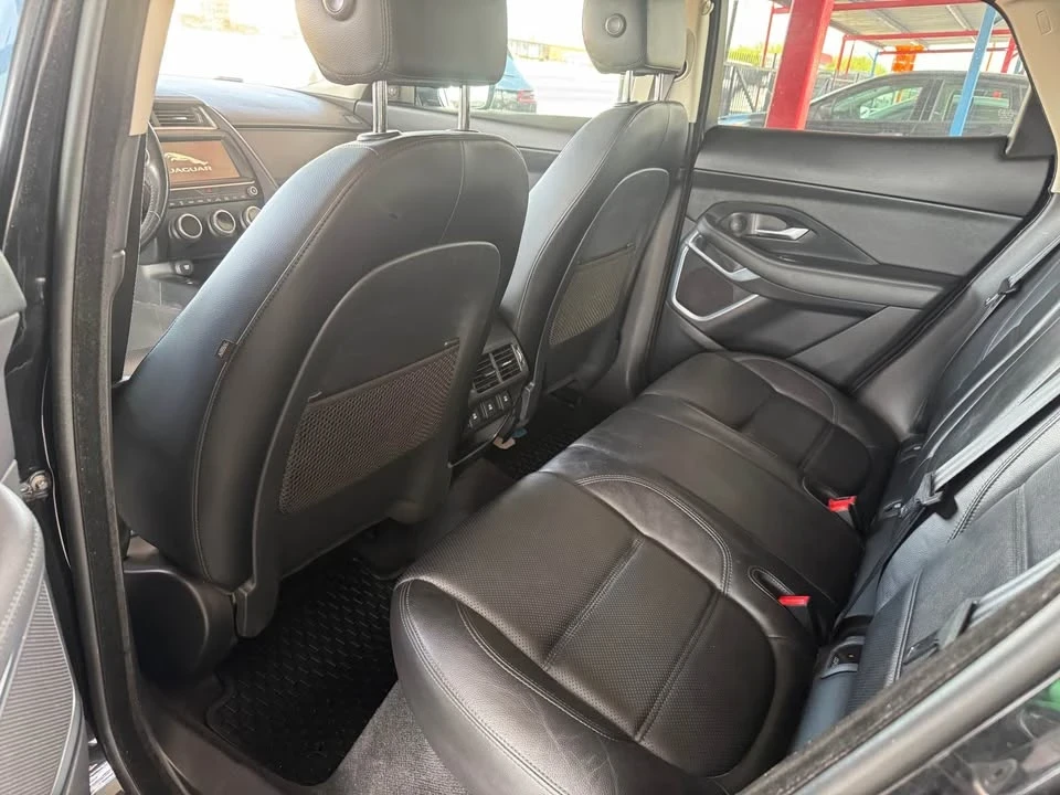 2018 Jaguar XE - Image 7 of 10