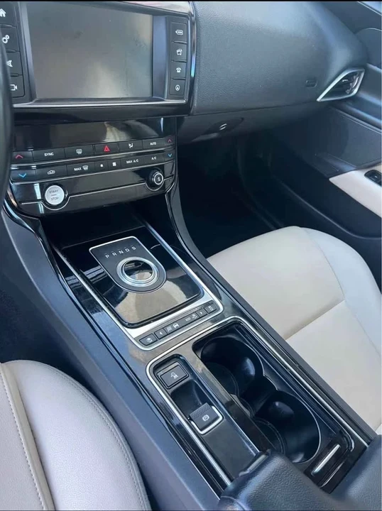 2018 Jaguar XE - Image 2 of 10