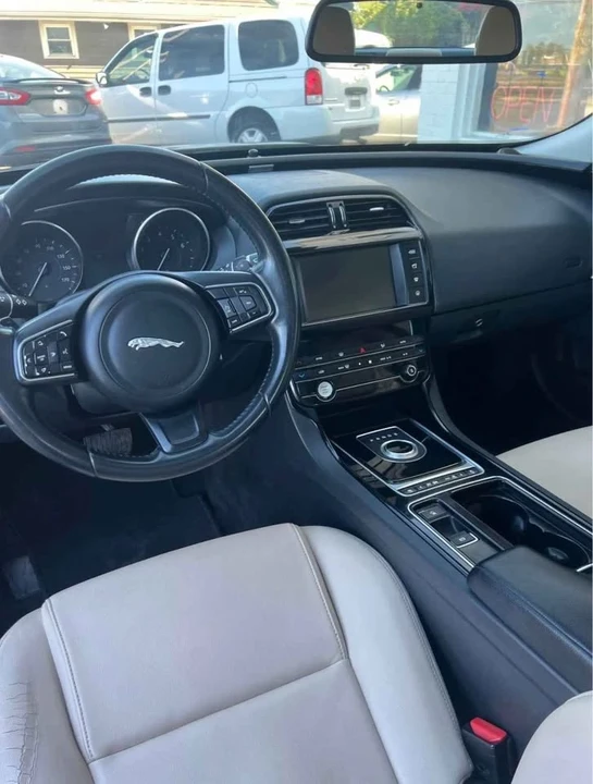 2018 Jaguar XE - Image 7 of 10