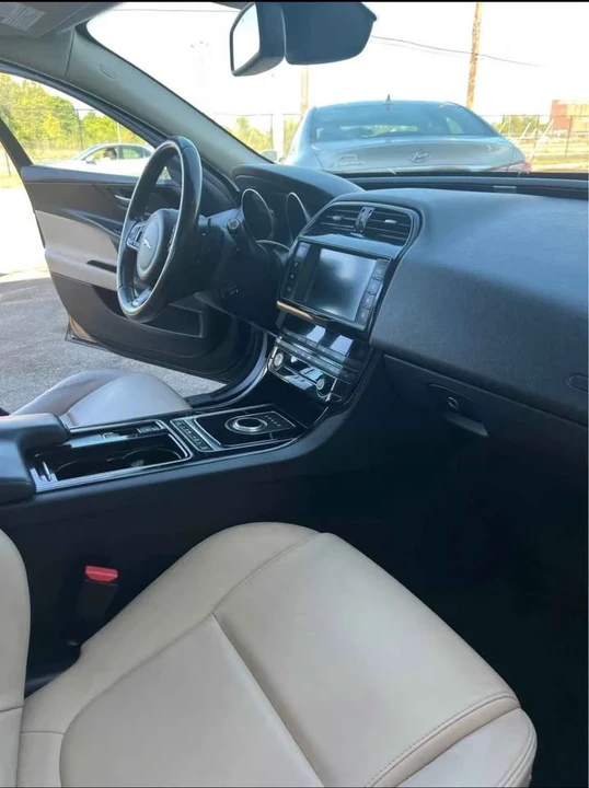 2018 Jaguar XE - Image 6 of 10