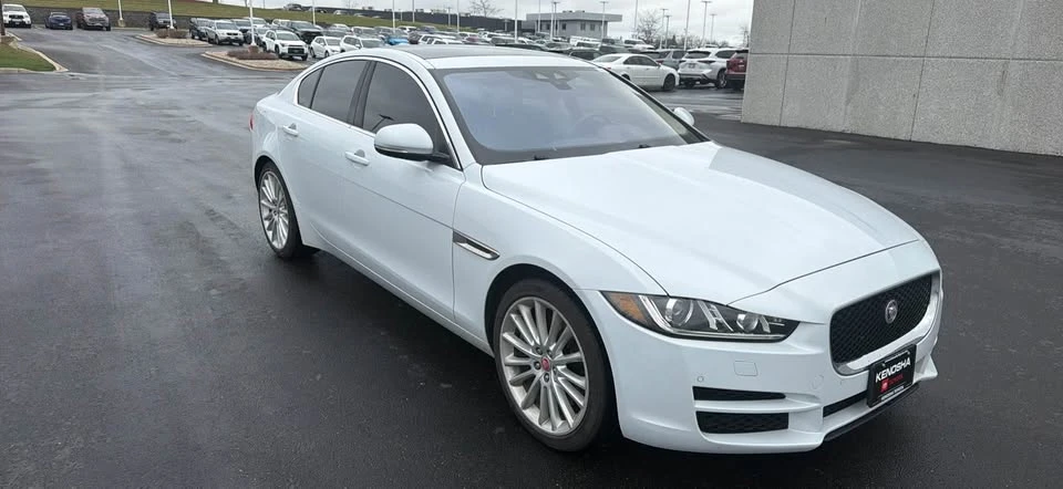 2018 Jaguar XE - Image 3 of 13