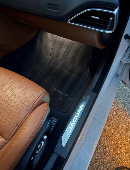 2018 Jaguar XE - Image 8 of 10