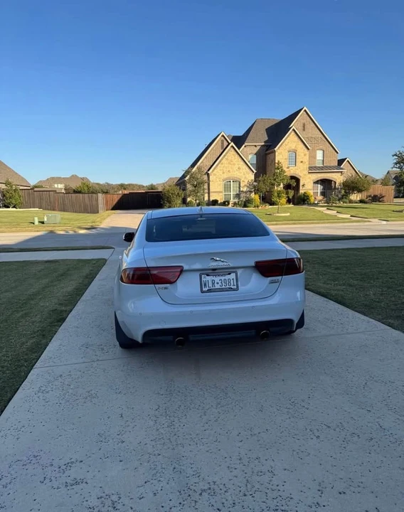 2018 Jaguar XE - Image 5 of 10