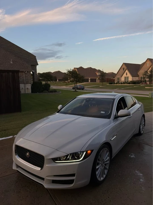 2018 Jaguar XE - Image 9 of 10