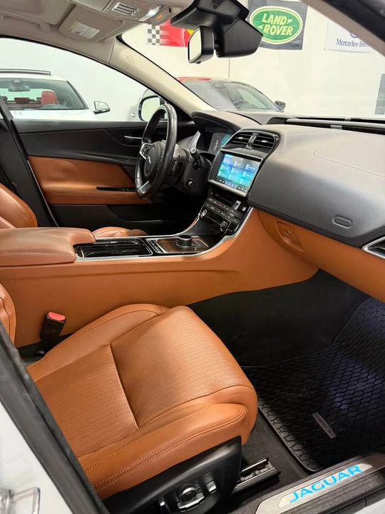 2018 Jaguar XE - Image 18 of 20