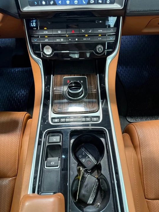 2018 Jaguar XE - Image 10 of 20