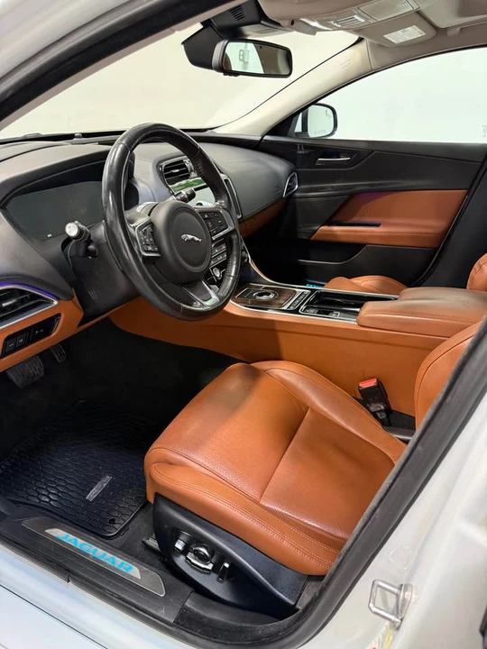 2018 Jaguar XE - Image 19 of 20