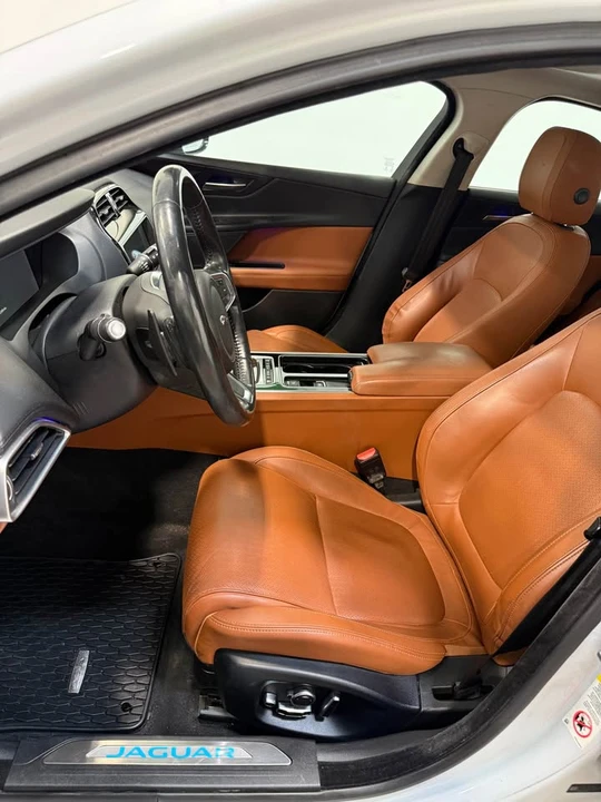 2018 Jaguar XE - Image 7 of 20