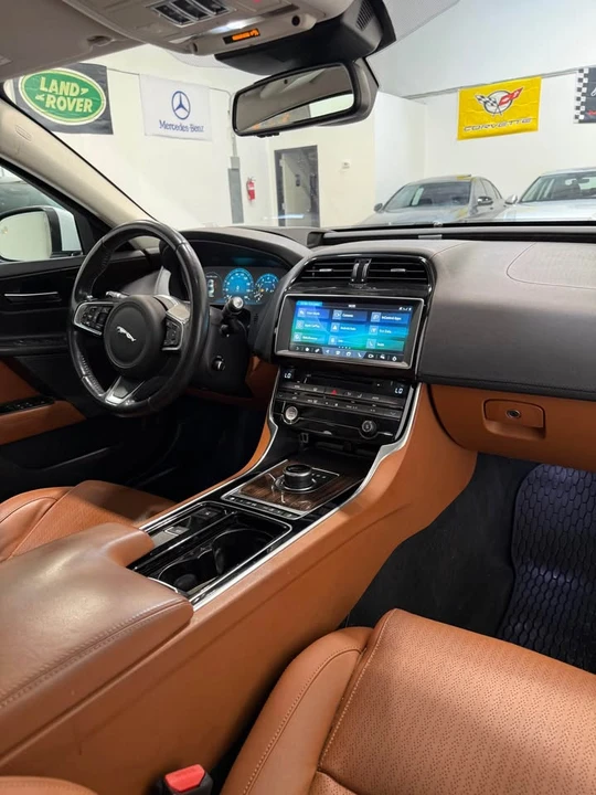 2018 Jaguar XE - Image 13 of 20