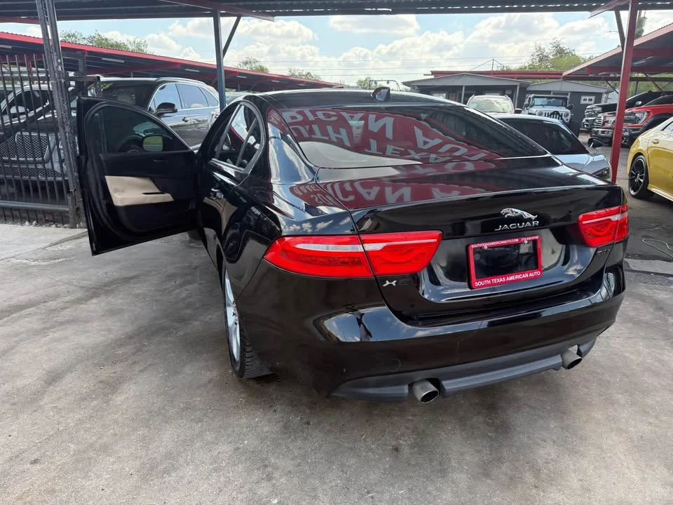 2018 Jaguar XE - Image 5 of 10