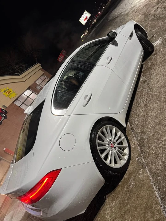 2018 Jaguar XE - Image 5 of 12