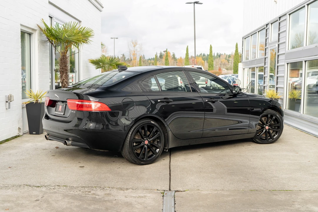 2018 Jaguar XE - Image 6 of 21