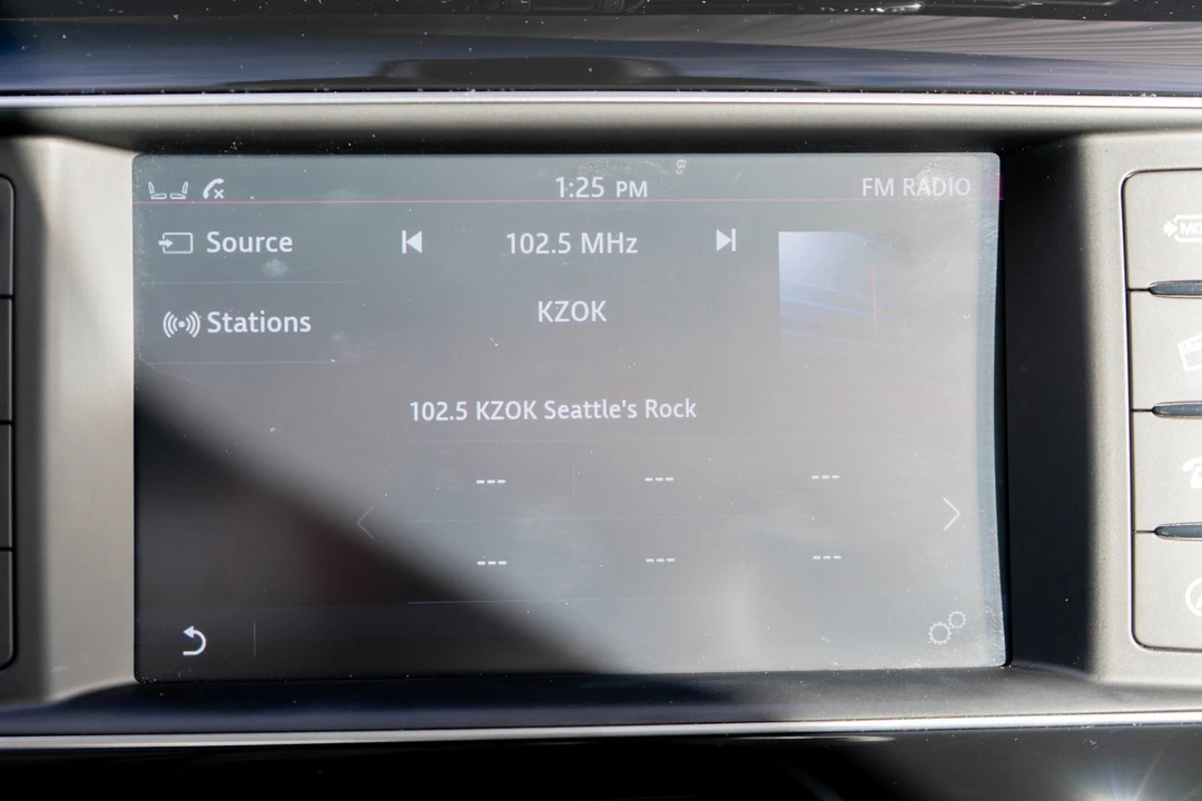 2018 Jaguar XE - Image 16 of 21
