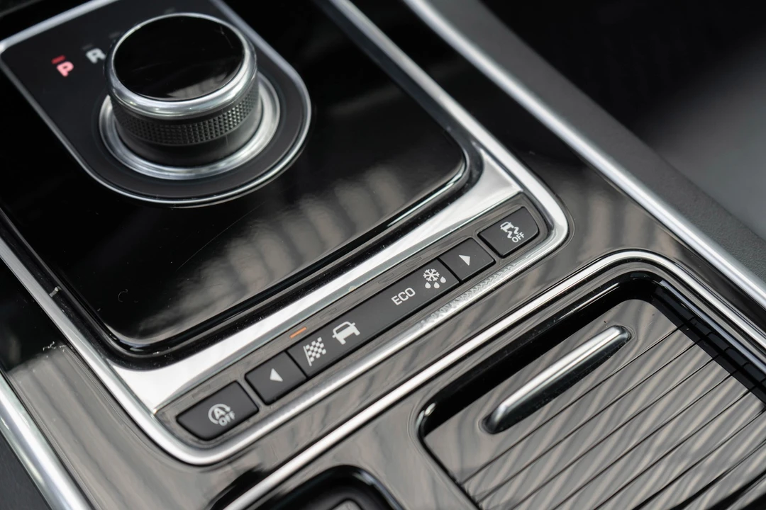 2018 Jaguar XE - Image 20 of 21
