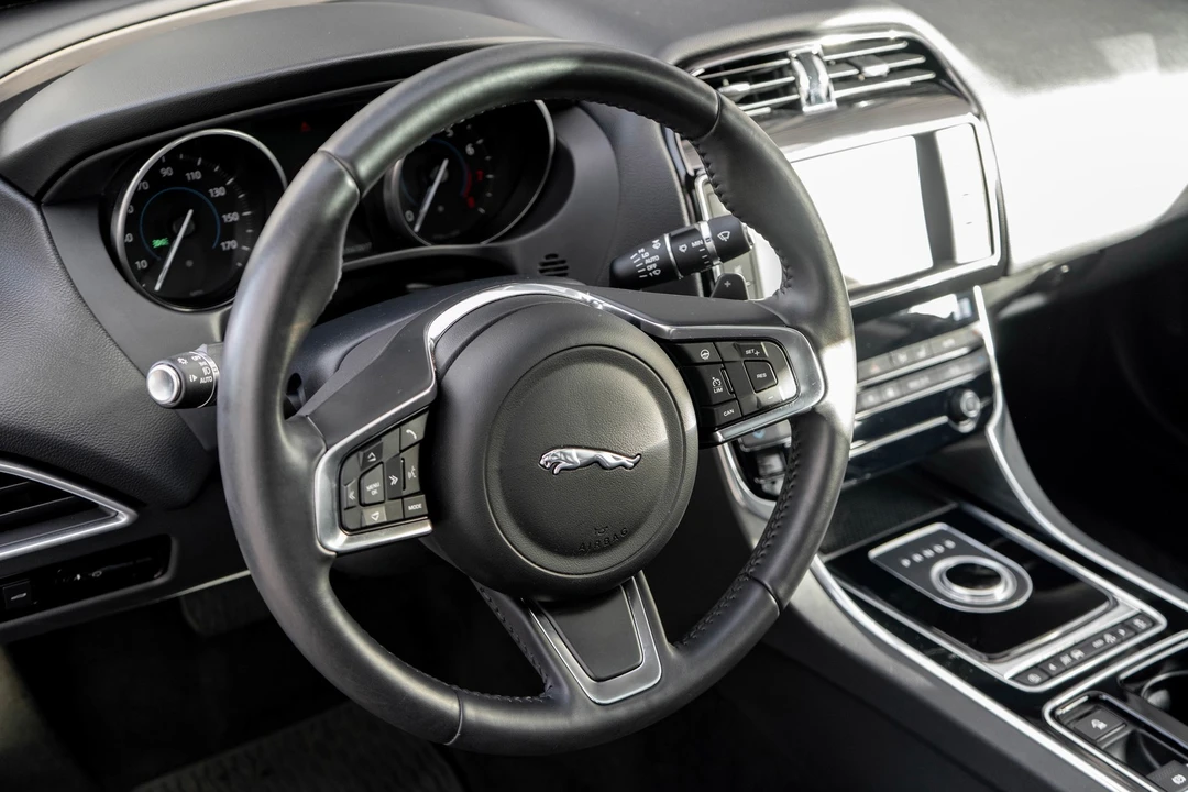 2018 Jaguar XE - Image 10 of 21