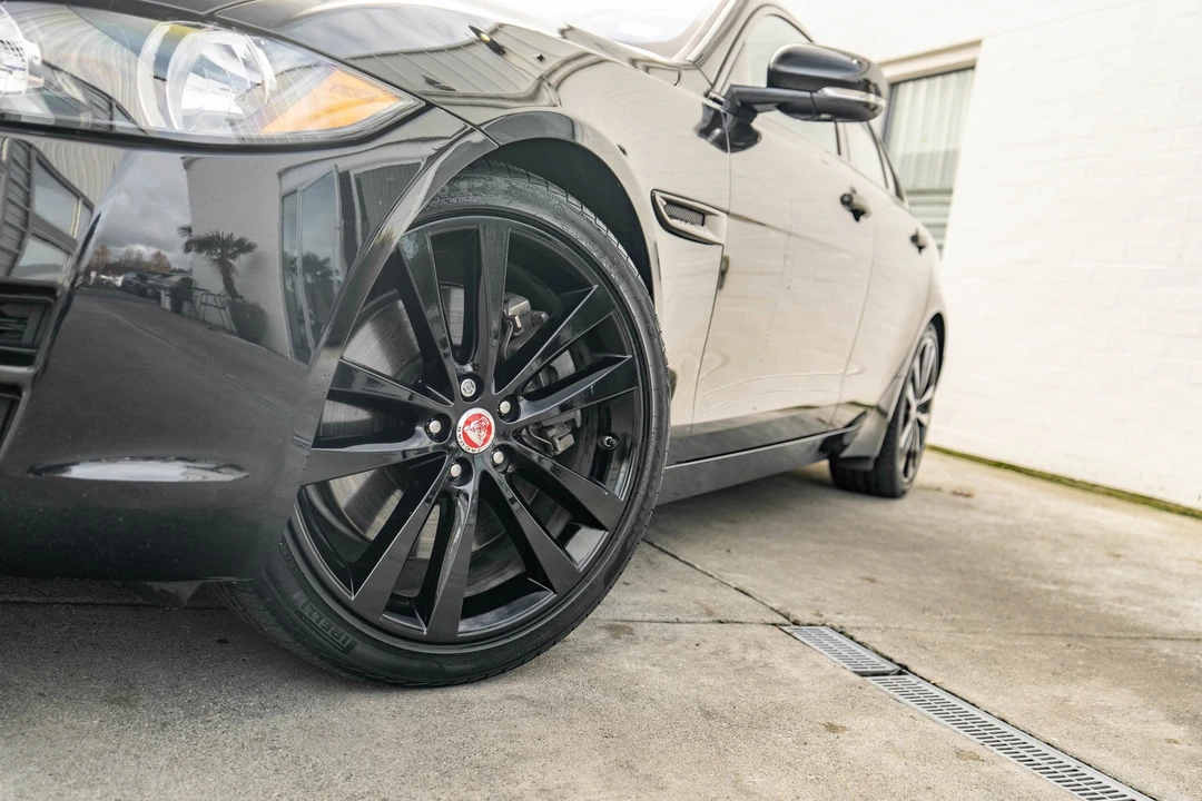 2018 Jaguar XE - Image 3 of 21