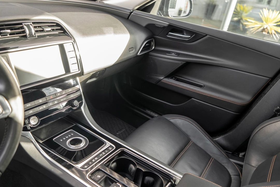 2018 Jaguar XE - Image 12 of 21