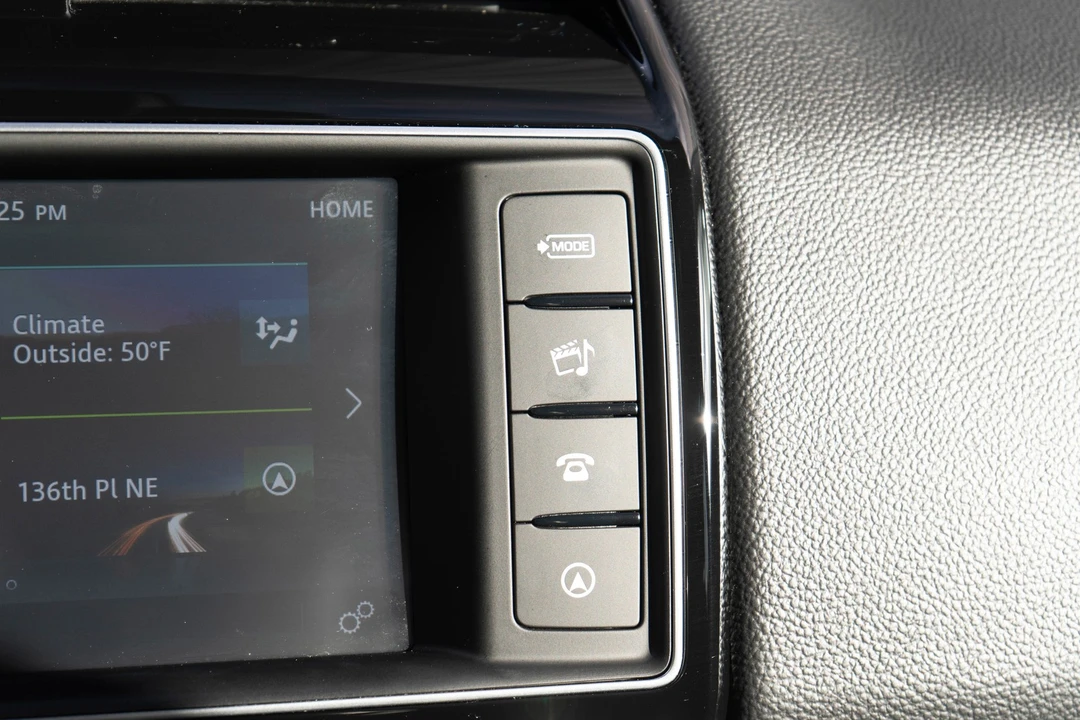 2018 Jaguar XE - Image 14 of 21