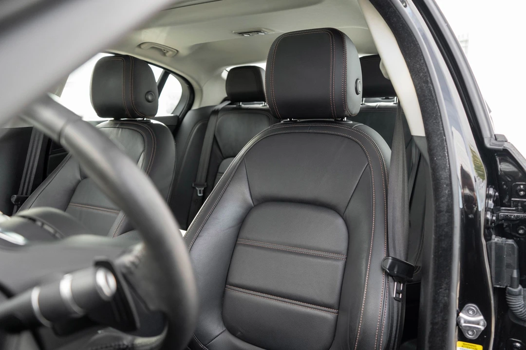 2018 Jaguar XE - Image 8 of 21