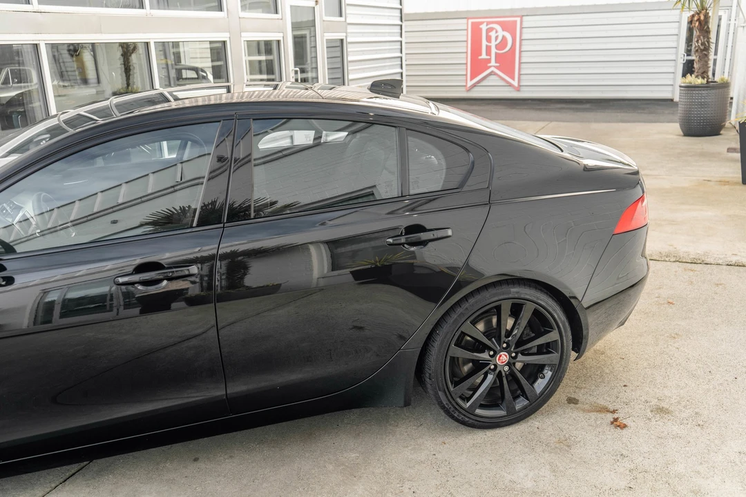 2018 Jaguar XE - Image 4 of 21