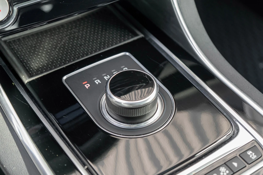 2018 Jaguar XE - Image 19 of 21