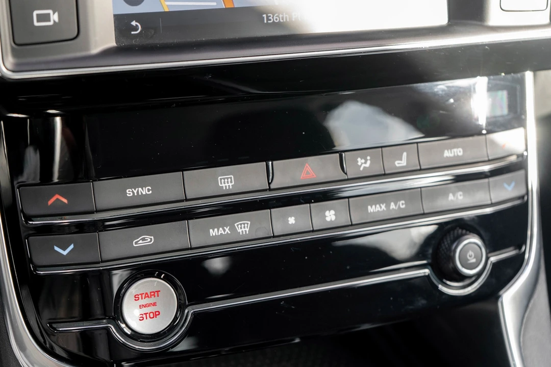 2018 Jaguar XE - Image 18 of 21