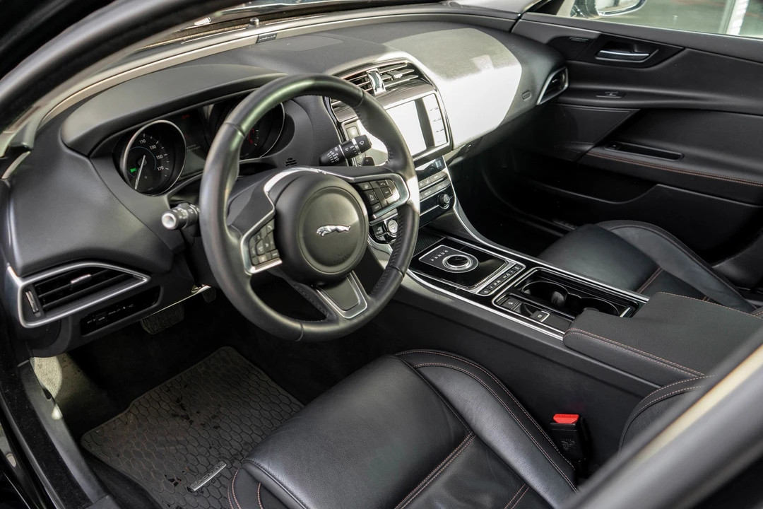 2018 Jaguar XE - Image 7 of 21