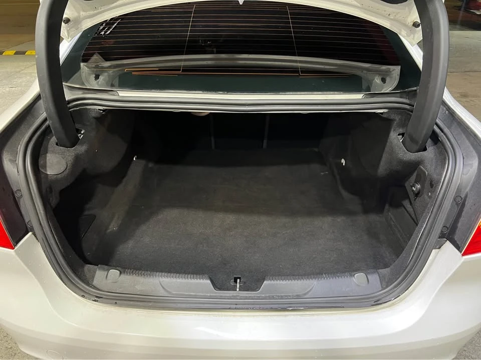 2018 Jaguar XE - Image 14 of 15