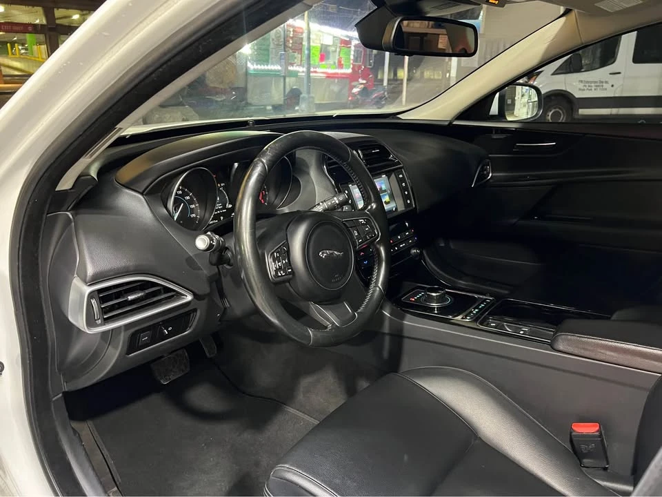 2018 Jaguar XE - Image 9 of 15