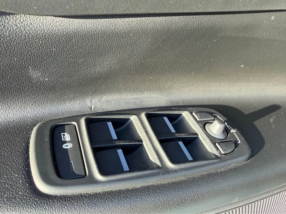 2018 Jaguar XE - Image 8 of 20
