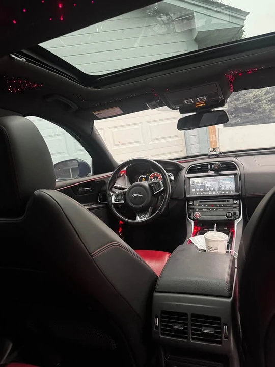 2018 Jaguar XE - Image 8 of 9